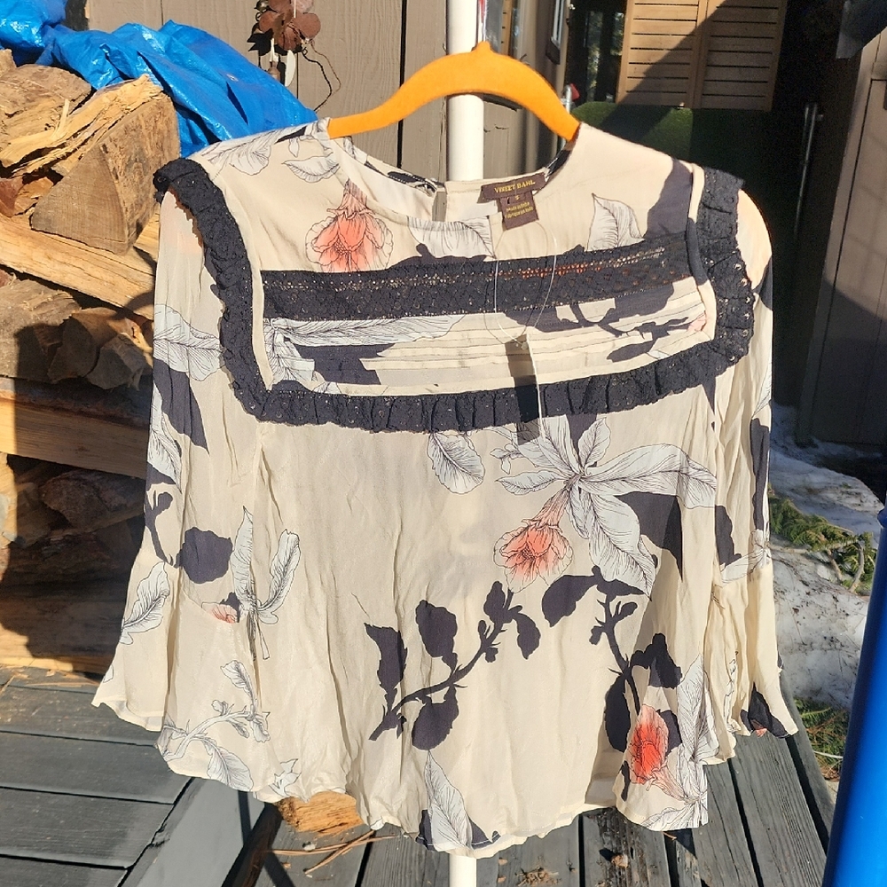 Chic Floral Women's Blouse with Black and Cream Accents